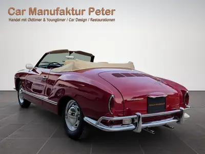 VW Karmann-Ghia 1969 — Cabriolet légendaire révisé et repeint en rouge cerise — Heckansicht