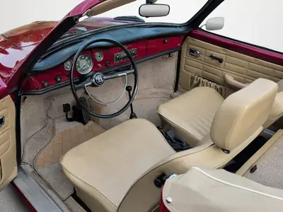 VW Karmann-Ghia 1969 — Cabriolet légendaire révisé et repeint en rouge cerise — Detail