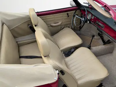 VW Karmann-Ghia 1969 — Cabriolet légendaire révisé et repeint en rouge cerise — Miniatur 7