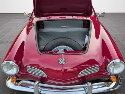 VW Karmann-Ghia 1969 — Cabriolet légendaire révisé et repeint en rouge cerise — Miniatur 11