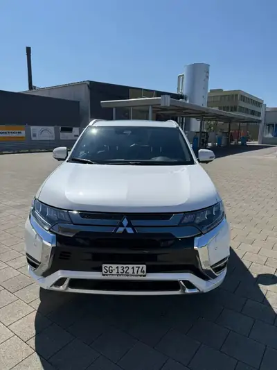 Mitsubishi Outlander 2.4 PHEV Diamond — SUV hybride rechargeable 4WD, 77 400 km — vue extérieure