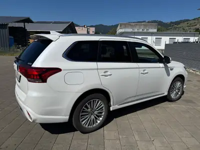 Mitsubishi Outlander 2.4 PHEV Diamond — SUV hybride rechargeable 4WD, 77 400 km — côté
