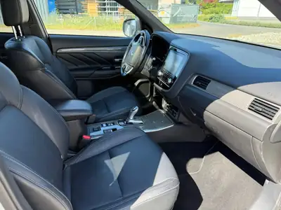 Mitsubishi Outlander 2.4 PHEV Diamond — SUV hybride rechargeable 4WD, 77 400 km — tableau de bord