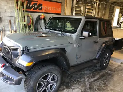 Jeep Wrangler 272 ch — Légende 4x4 tout-terrain, état impeccable et kilométrage faible — Seitenansicht