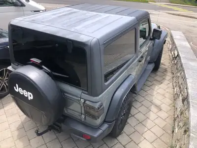 Jeep Wrangler 272 ch — Légende 4x4 tout-terrain, état impeccable et kilométrage faible — Innenraum