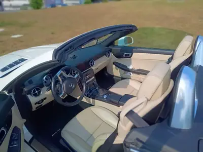 Mercedes-Benz SLK 2012 — Cabriolet sportif à toit rétractable, entretien AMG — Detail