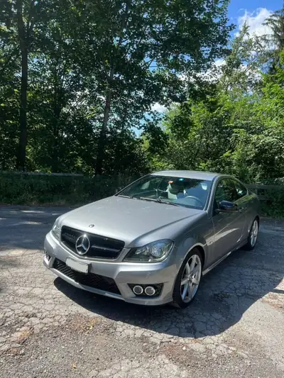 Mercedes-Benz C 180 Coupé 2011 — Élégance sportive, très peu kilométré — side view