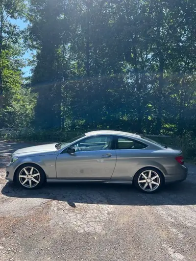 Mercedes-Benz C 180 Coupé 2011 — Élégance sportive, très peu kilométré — rear view