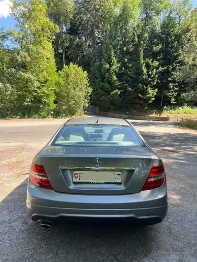 Mercedes-Benz C 180 Coupé 2011 — Élégance sportive, très peu kilométré — interior