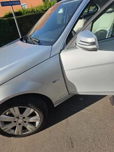 Mercedes-Benz C 250 — Berline élégante, 204 ch et boîte automatique — Heckansicht