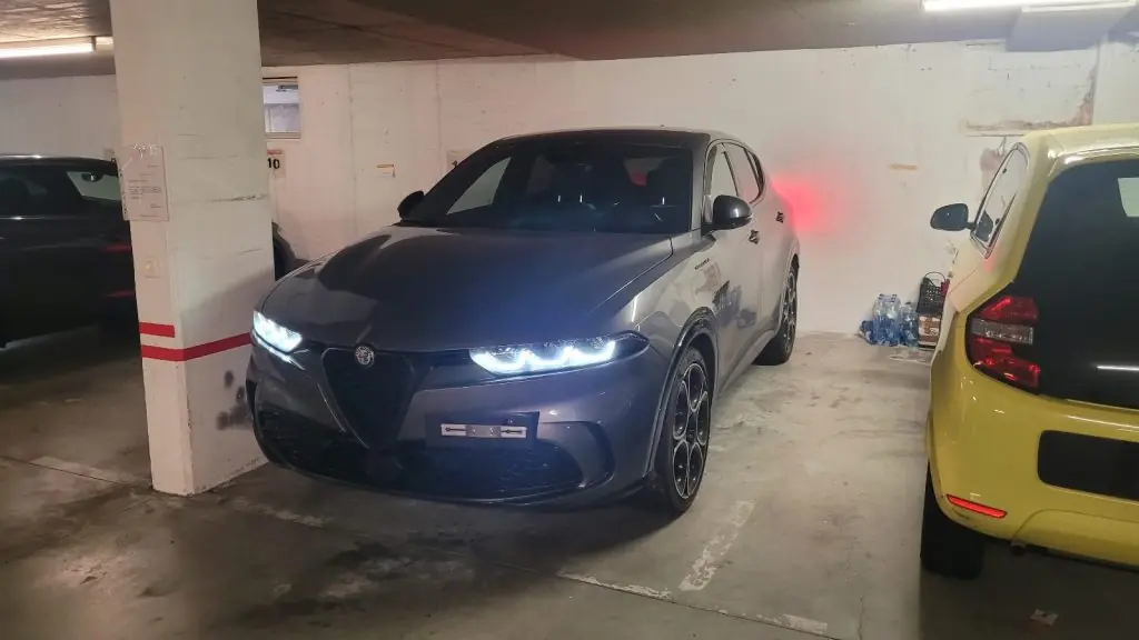 Alfa Romeo Tonale 2022 — SUV compact hybride avec attelage de remorque