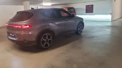 Alfa Romeo Tonale 2022 — SUV compact hybride avec attelage de remorque — fianco