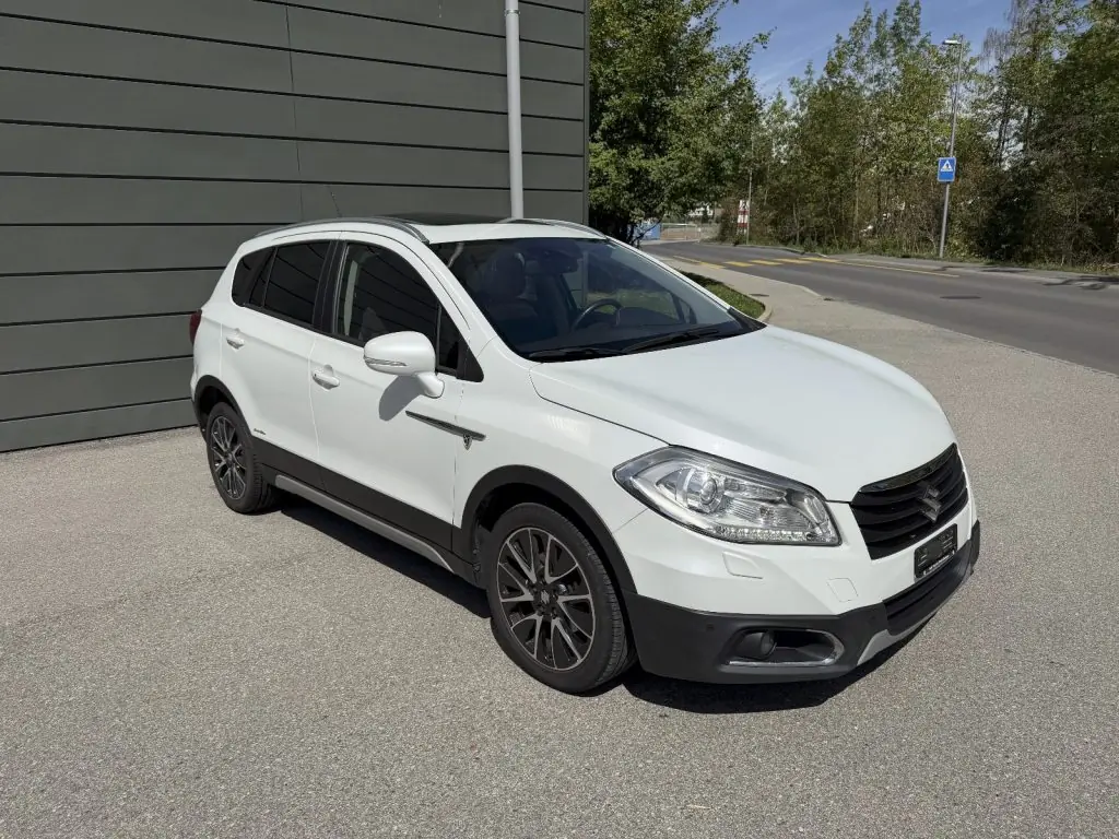 Suzuki SX4 2016 — SUV compact fiable, 4 pneus neufs et service à jour