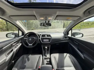 Suzuki SX4 2016 — SUV compact fiable, 4 pneus neufs et service à jour — Detail