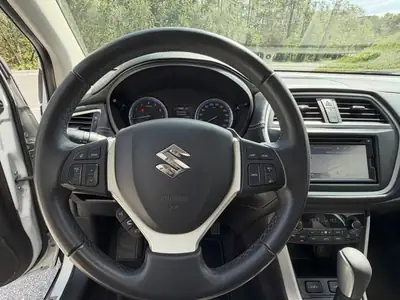 Suzuki SX4 2016 — SUV compact fiable, 4 pneus neufs et service à jour — Miniatur 7