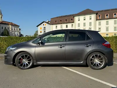 Toyota Auris 2012 — Berline compacte dynamique, 240 ch et modifications certifiées — fianco