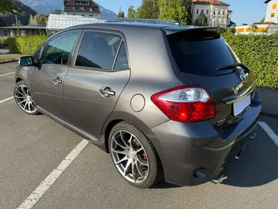 Toyota Auris 2012 — Berline compacte dynamique, 240 ch et modifications certifiées — vista posteriore