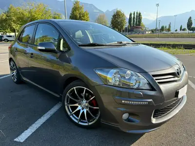 Toyota Auris 2012 — Berline compacte dynamique, 240 ch et modifications certifiées — vista esterna