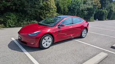 Tesla Model 3 — Berline électrique haute performance, 476 ch et première main — fianco