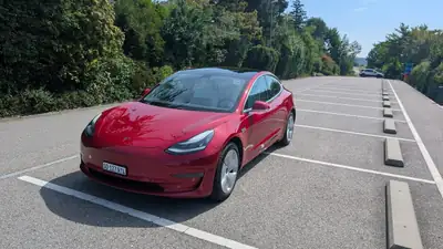 Tesla Model 3 — Berline électrique haute performance, 476 ch et première main — vista esterna