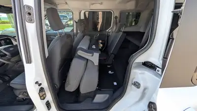 Ford E-Tourneo Courier Active — Monospace électrique compact, 4500 km seulement — Miniatura 9