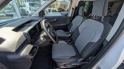 Ford E-Tourneo Courier Active — Monospace électrique compact, 4500 km seulement — Miniatura 7