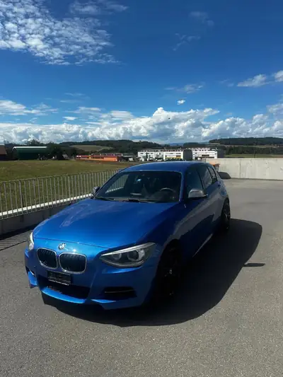 BMW M135 2013 — Berline sportive 319 ch, 8 pneus inclus, excellent état — interni