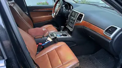 Jeep Grand Cherokee 2012 — SUV puissant 352 ch, traction intégrale et équipements premium — Heckansicht