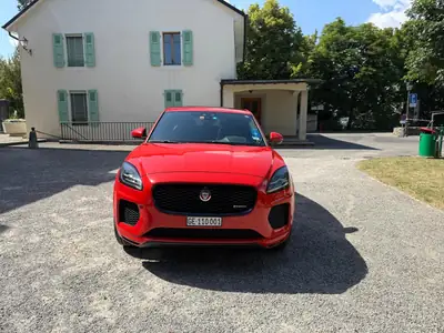 Jaguar E-PACE 200 ch — SUV compact premium rouge, transmission automatique — vue extérieure