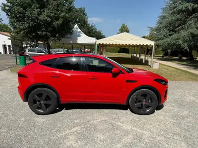Jaguar E-PACE 200 ch — SUV compact premium rouge, transmission automatique — côté