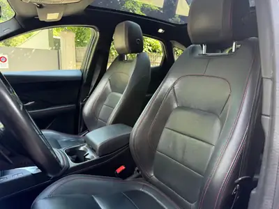 Jaguar E-PACE 200 ch — SUV compact premium rouge, transmission automatique — détail