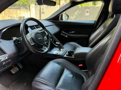 Jaguar E-PACE 200 ch — SUV compact premium rouge, transmission automatique — tableau de bord