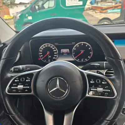 Mercedes-Benz E 200 — Berline premium 2019, entretien impeccable et pneus neufs — tableau de bord