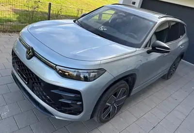 VW Tayron eHybrid 272 PS — SUV 7 places rechargeable, R-Line Black Style, 10'700 km — vue extérieure