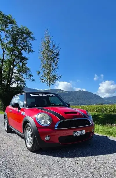 MINI Cooper 175 ch — Sportive 3-portes rouge, transmission manuelle — vista esterna
