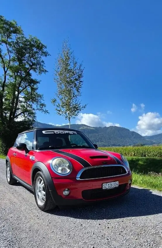 MINI Cooper 175 ch — Sportive 3-portes rouge, transmission manuelle — Außenansicht