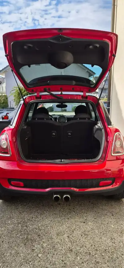 MINI Cooper 175 ch — Sportive 3-portes rouge, transmission manuelle — vista posteriore