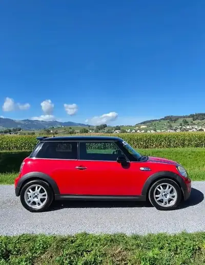 MINI Cooper 175 ch — Sportive 3-portes rouge, transmission manuelle — fianco