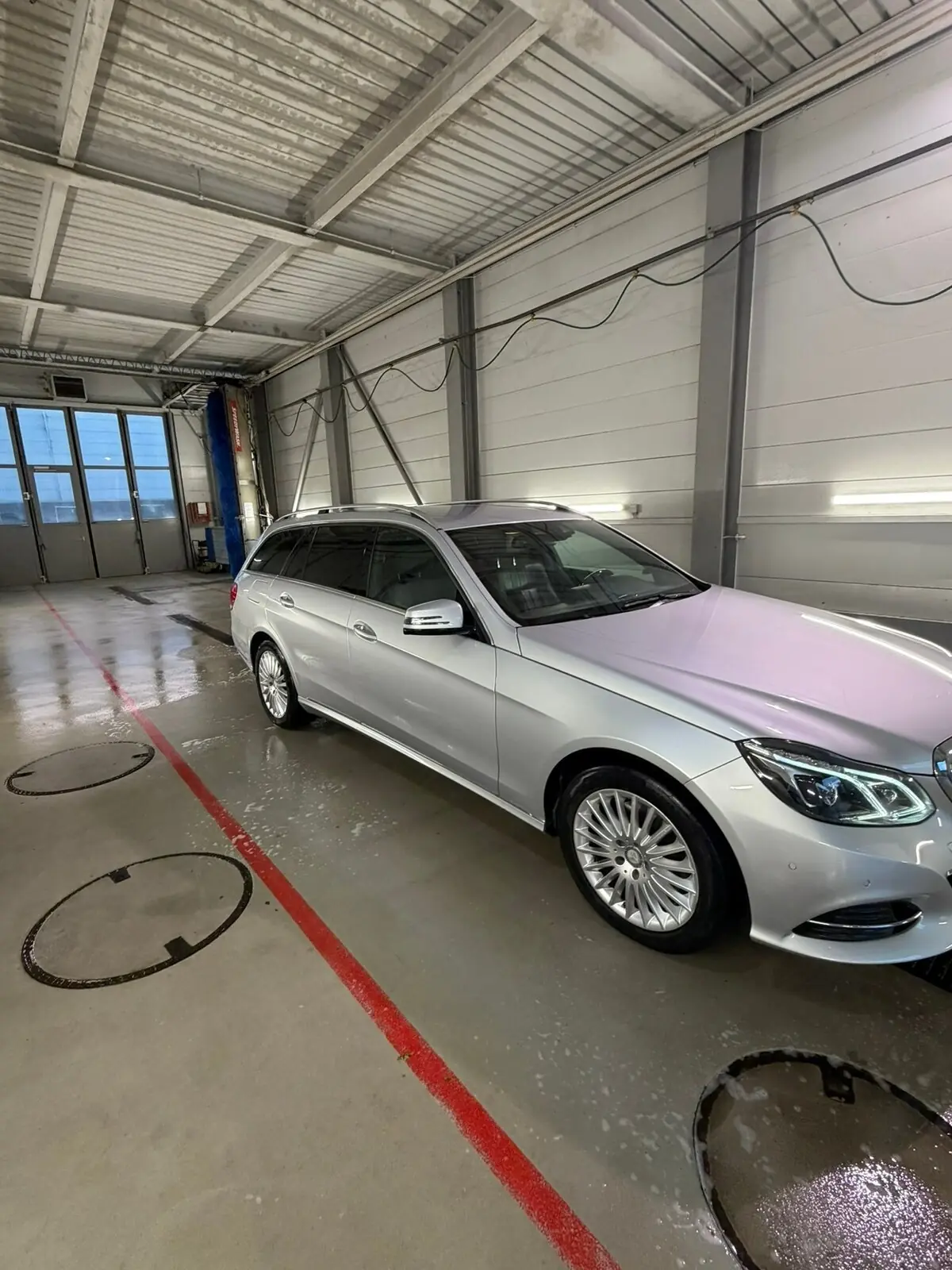 Mercedes-Benz E 250 CDI T-Modèle 4Matic — Familiale diesel robuste, entretien impeccable — vista esterna