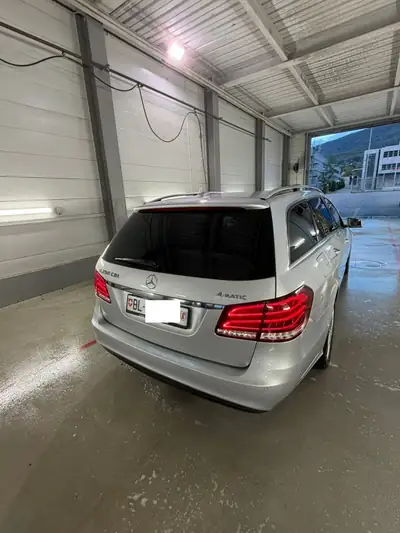 Mercedes-Benz E 250 CDI T-Modèle 4Matic — Familiale diesel robuste, entretien impeccable — vista posteriore