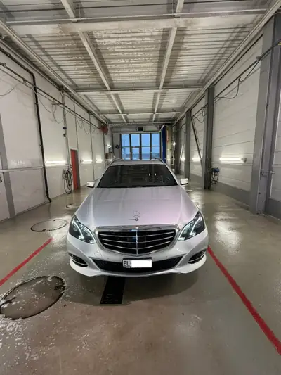 Mercedes-Benz E 250 CDI T-Modèle 4Matic — Familiale diesel robuste, entretien impeccable — fianco