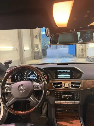 Mercedes-Benz E 250 CDI T-Modèle 4Matic — Familiale diesel robuste, entretien impeccable — interni