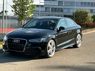 Audi A3 Berline 180 ch — Élégance noire et performance automatique — Außenansicht