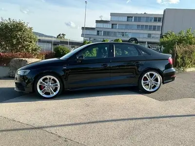 Audi A3 Berline 180 ch — Élégance noire et performance automatique — Heckansicht