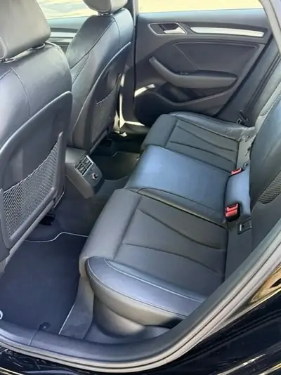 Audi A3 Berline 180 ch — Élégance noire et performance automatique — Armaturenbrett