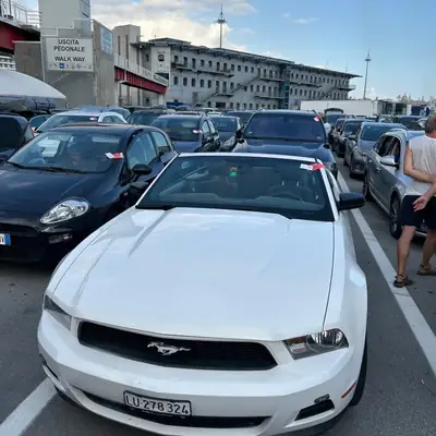 Ford Mustang Cabrio 2011 — Légende Américaine Décapotable, 305 ch Purs — vista esterna