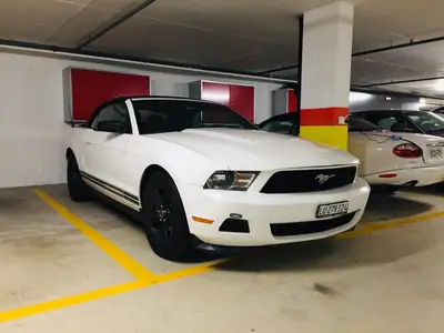 Ford Mustang Cabrio 2011 — Légende Américaine Décapotable, 305 ch Purs — interni