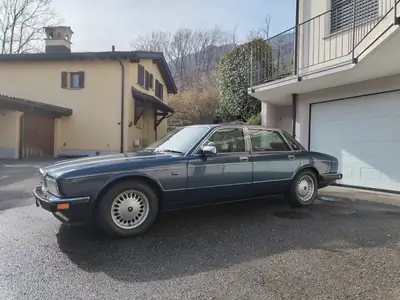 Daimler Sedan 1989 — Berline de prestige automatique, 184 ch robustes — fianco