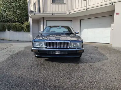 Daimler Sedan 1989 — Berline de prestige automatique, 184 ch robustes — vista esterna