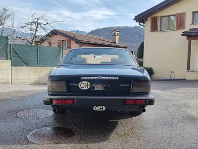 Daimler Sedan 1989 — Berline de prestige automatique, 184 ch robustes — vista posteriore